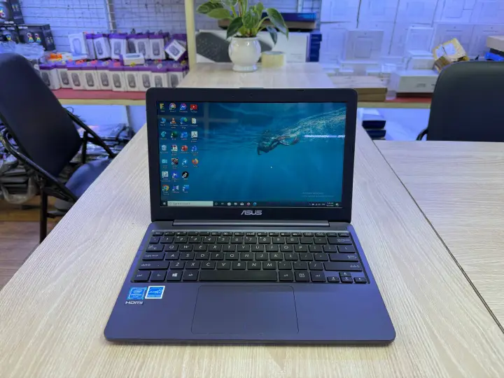 ASUS E203